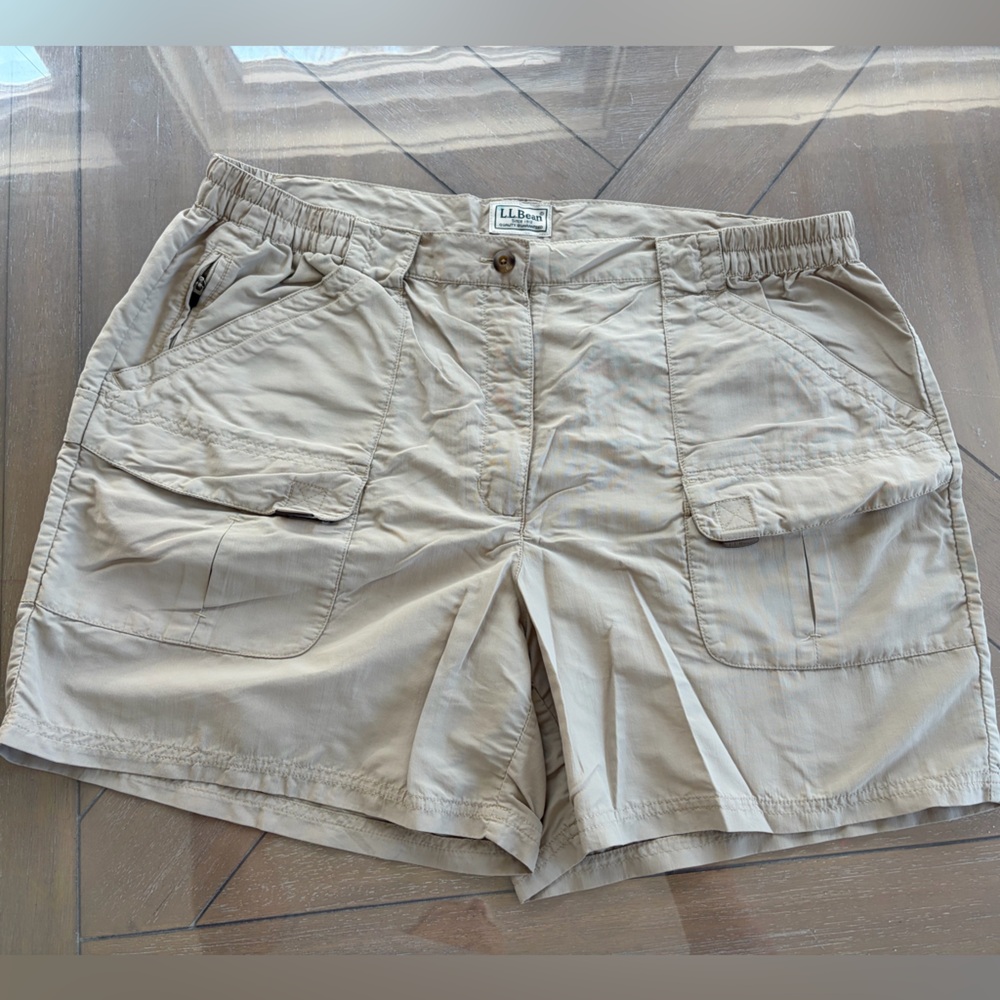 LL Bean Men’s Khaki Cargo Shorts Size XL